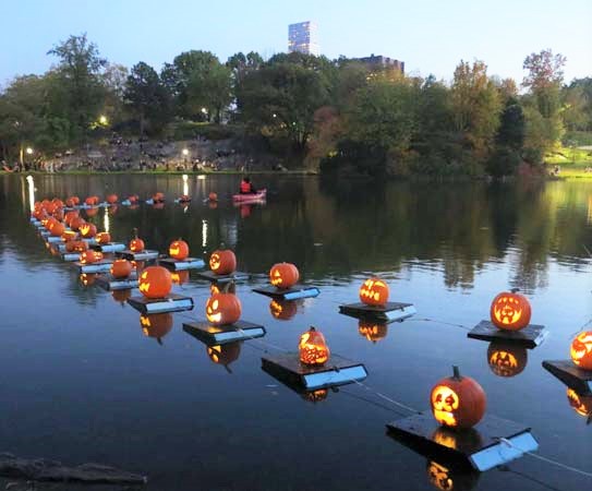 La divertida flotilla de Calabazas de Central Park